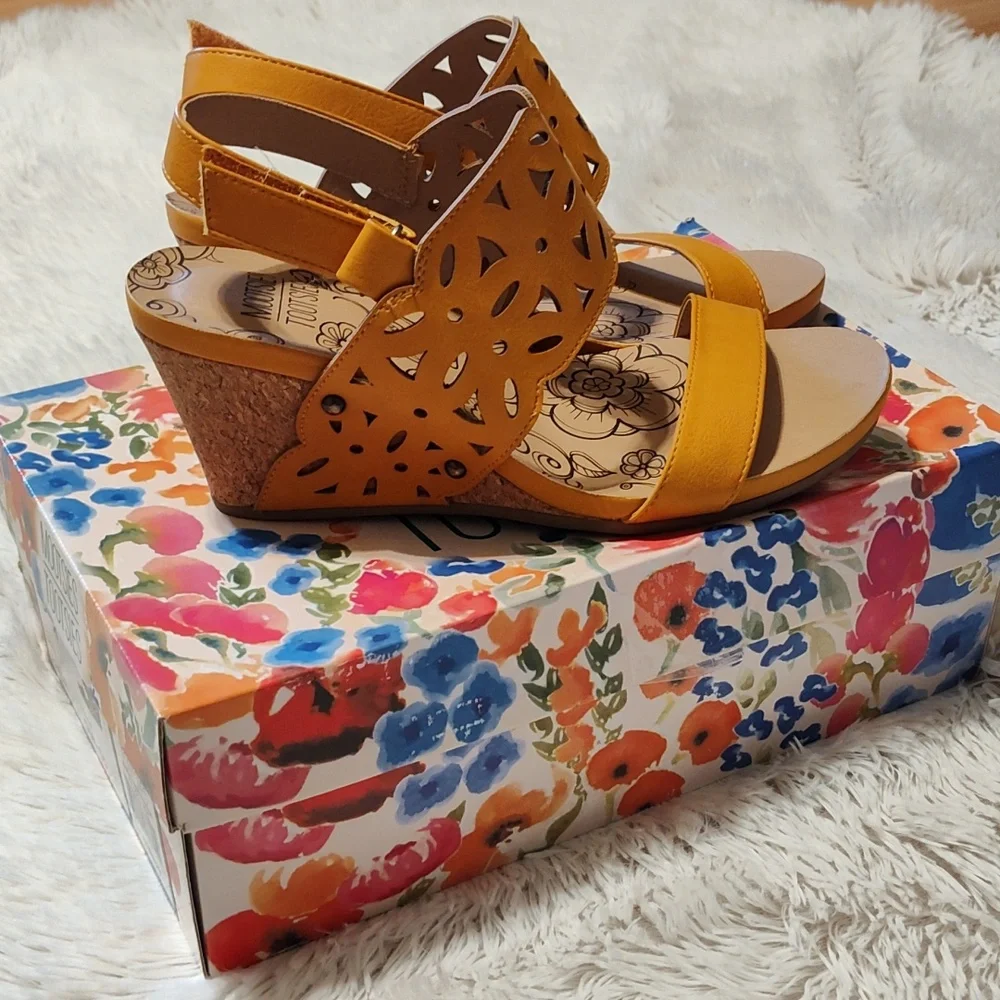 Mootsies Tootsies Tania Sun Cutout Wedge Sandals Mustard Yellow Summery Size 9